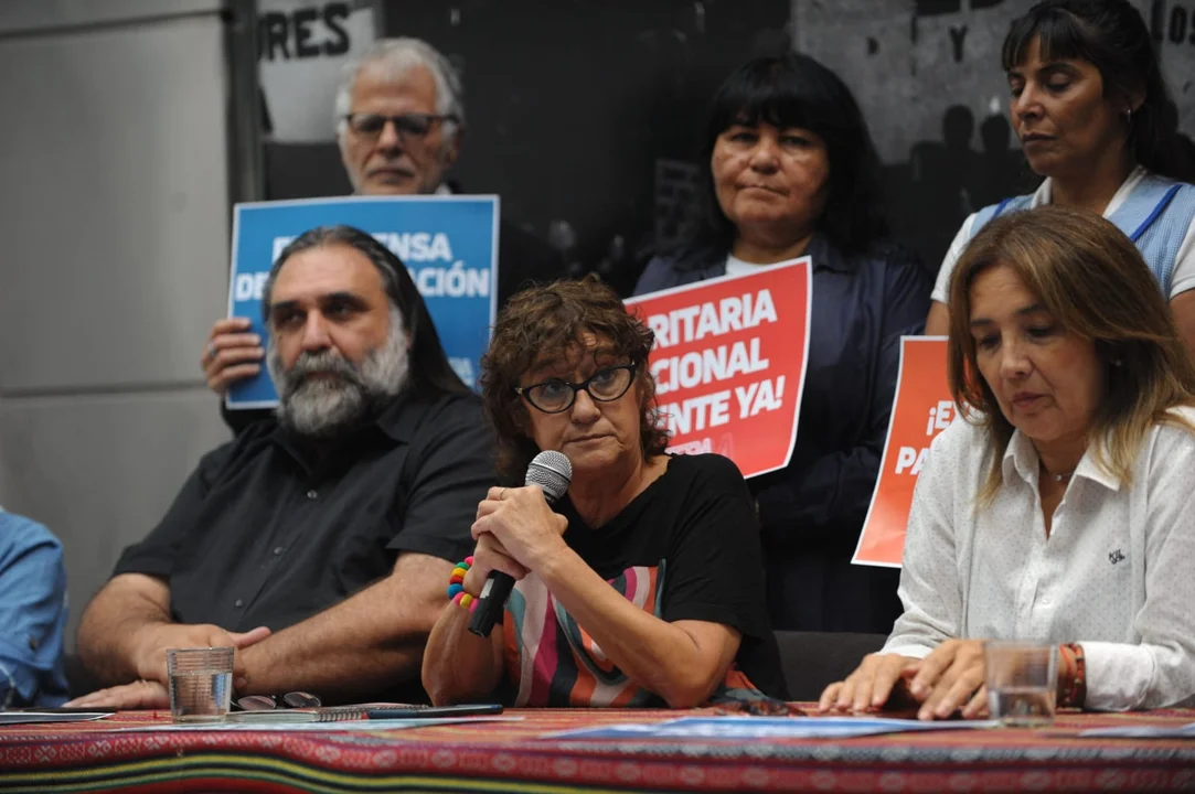 Milei amenazó con descontar el día a los docentes que adhieran al paro ...