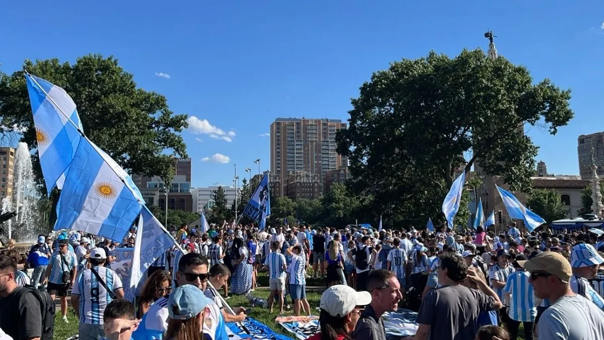 Banderazo histórico: miles de argentinos coparon Kansas City en la previa del debut de la Selección ante Argelia – Todo es (rosca) política
